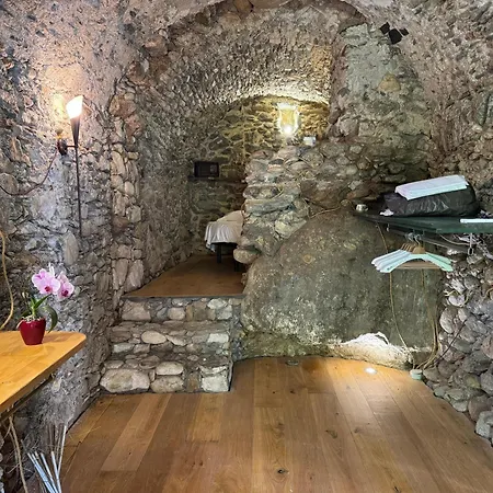 Acquaviva, Petra - By Ligooria *