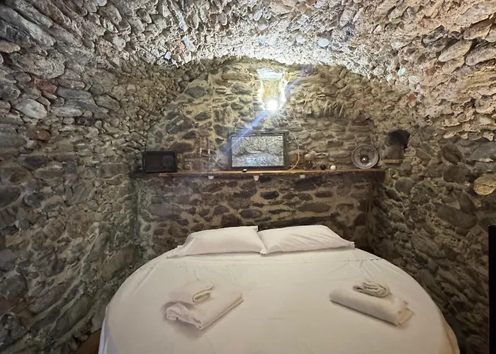 Acquaviva, Petra - By Ligooria * Tovo San Giacomo